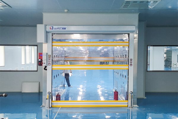 Transparent high speed door 